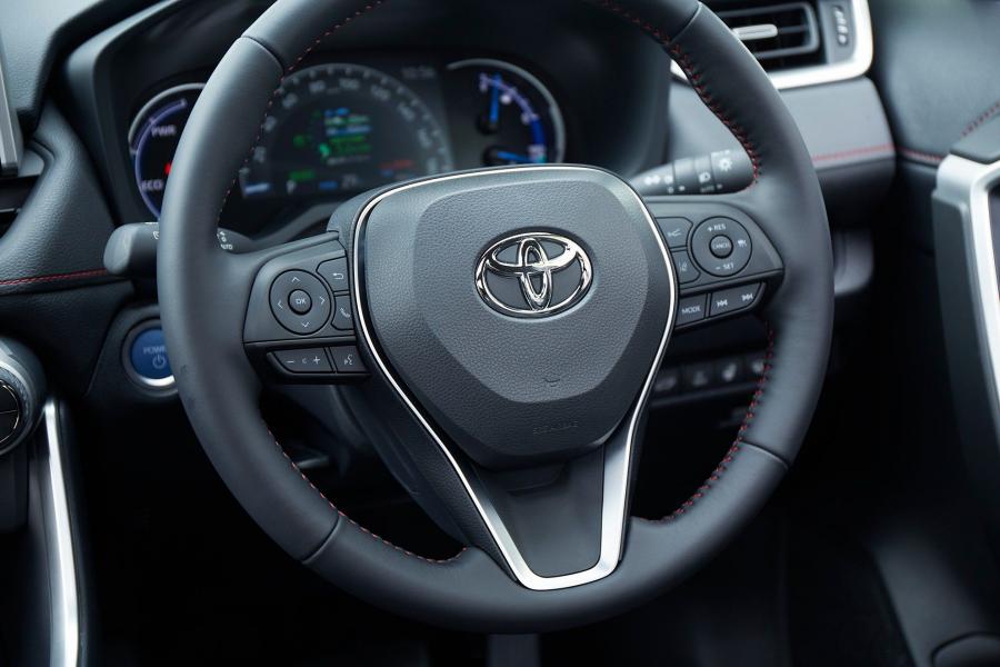 Детали интерьера Toyota RAV4 PHV 2020 года  (JP) (фото 11 из 19)